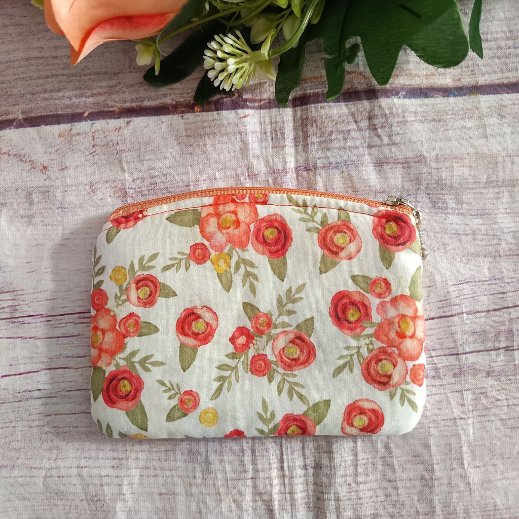 Monedero de tela hecho a mano con estampado floral