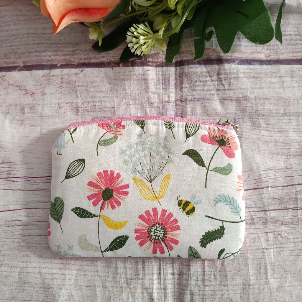 Monedero pequeño estampado flores y abeja con cremallera rosa