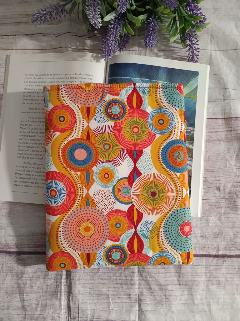 funda de libro hecha a mano con estampado multicolor