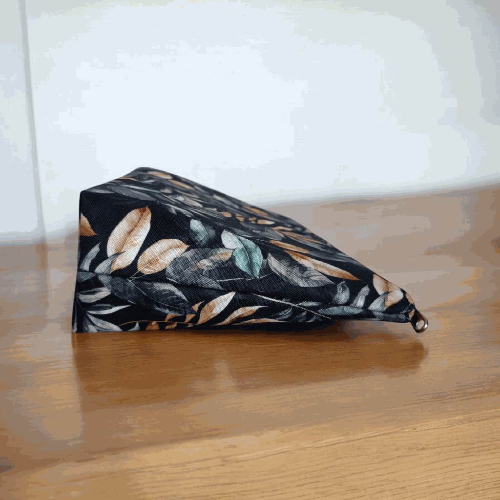 Neceser grande para mujer en el bolso de viaje,ideal para playa y cosmeticos.