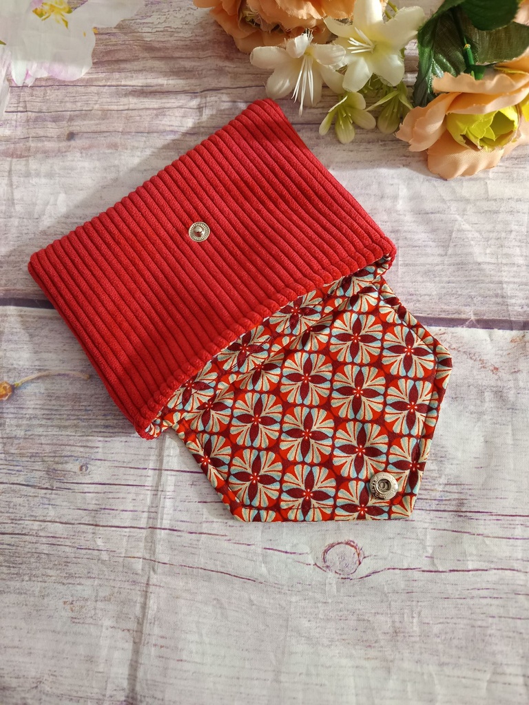 Interior de la bolsa multiusos de pana roja