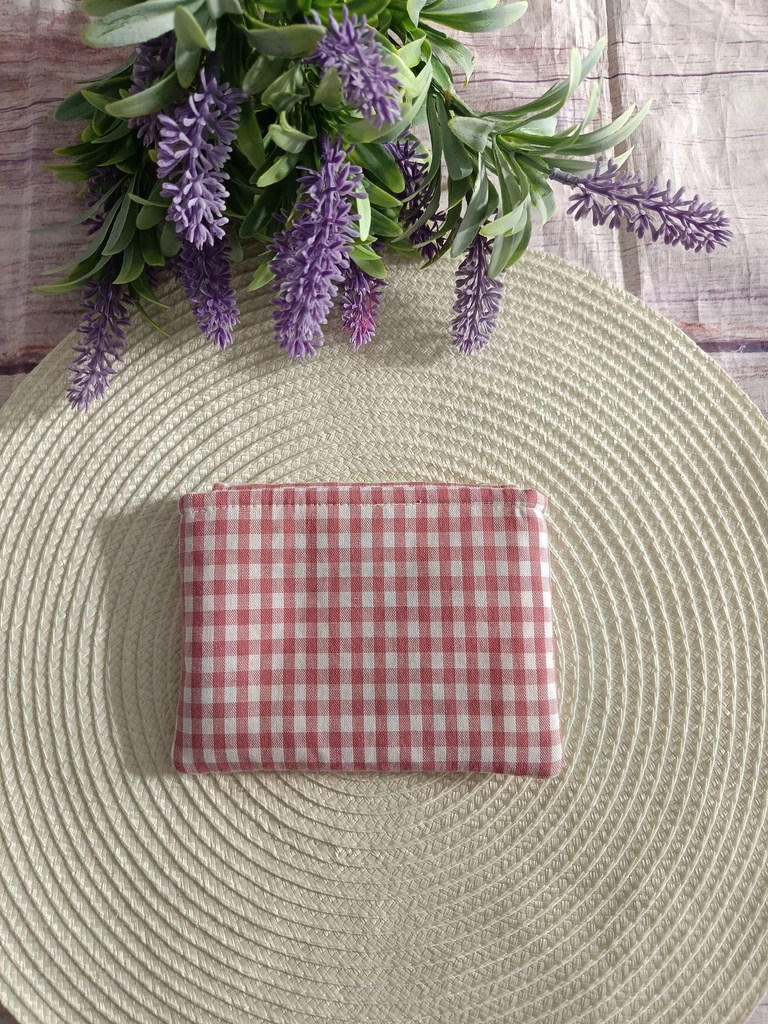 Bolsa multiusos de vichy rosa elegante y resistente.