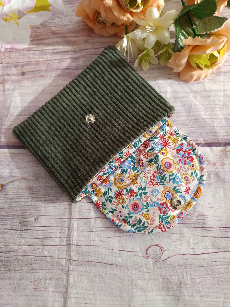 Bolsa multiusos de pana verde  elegante y resistente
