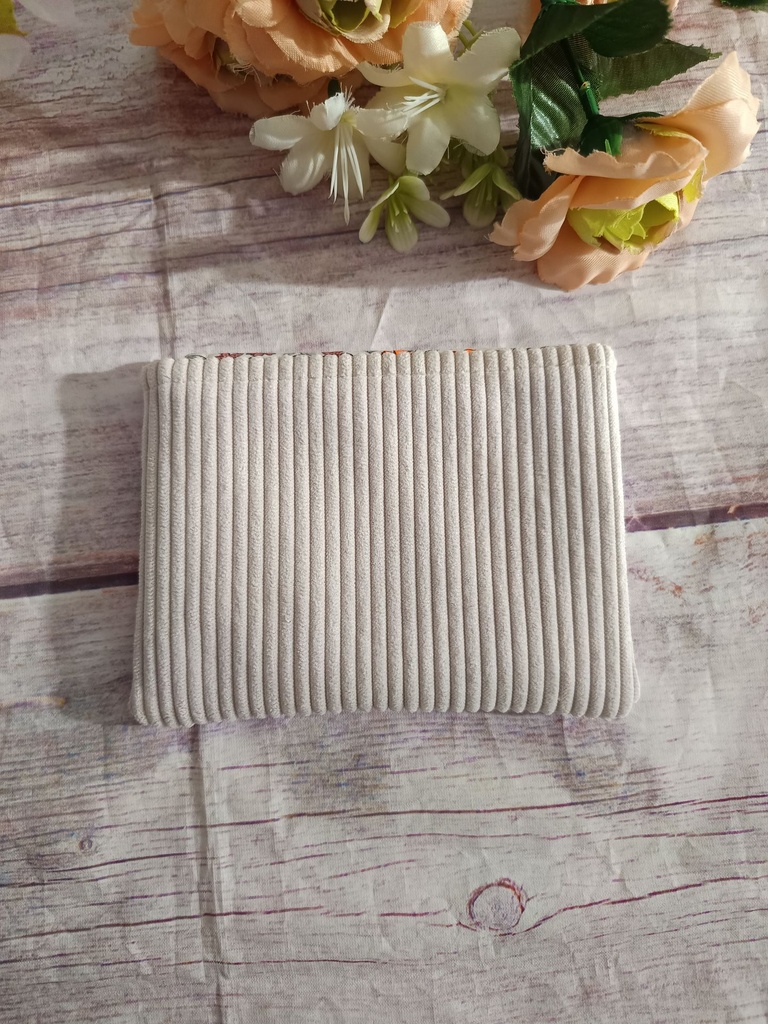 .bolsa multiusos de tela en pana combinada con tela de algodón.