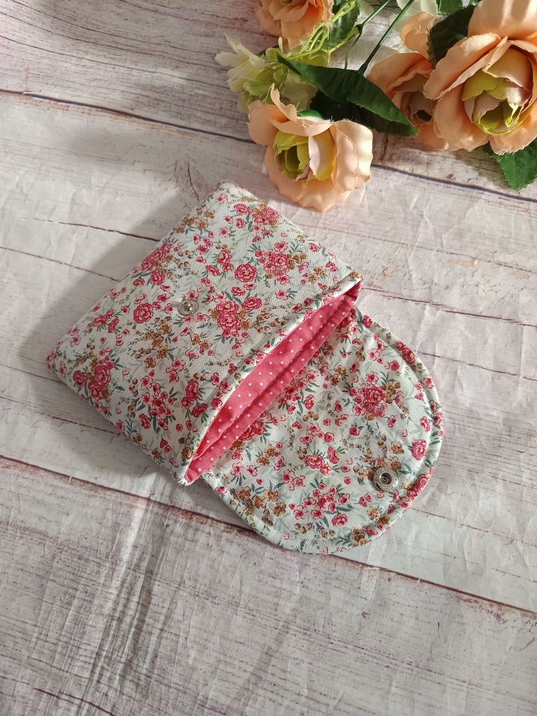 Bolsa multiusos artesanal con estampado de rosas