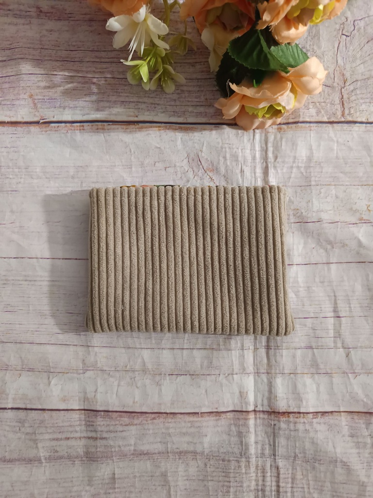Detalle de tela estampada de bolsa multiusos artesanal