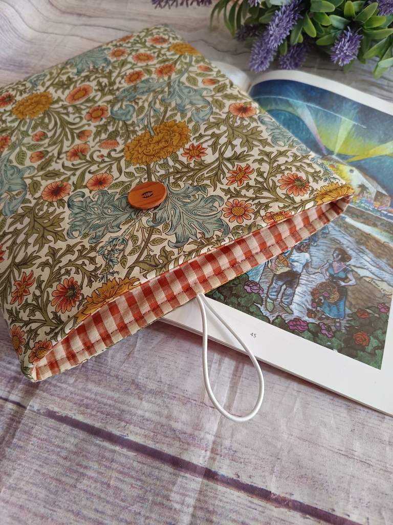 Interior de la funda de libro  hecha a mano   en cuadros vichy.