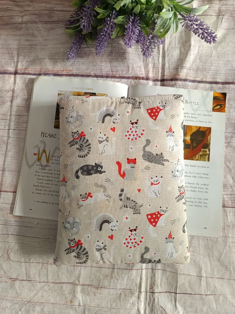 Funda protectora para libro con estampado de gatos hecha a mano