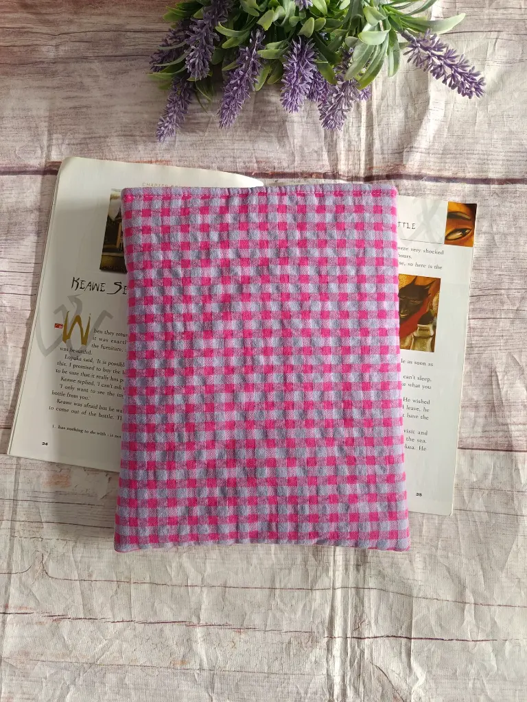 Funda de libro artesanal con cierre botón.