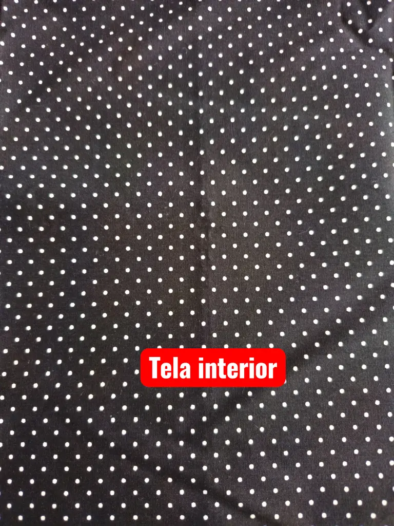 forro de la funda de gafas en color negro  a topitos blancos.