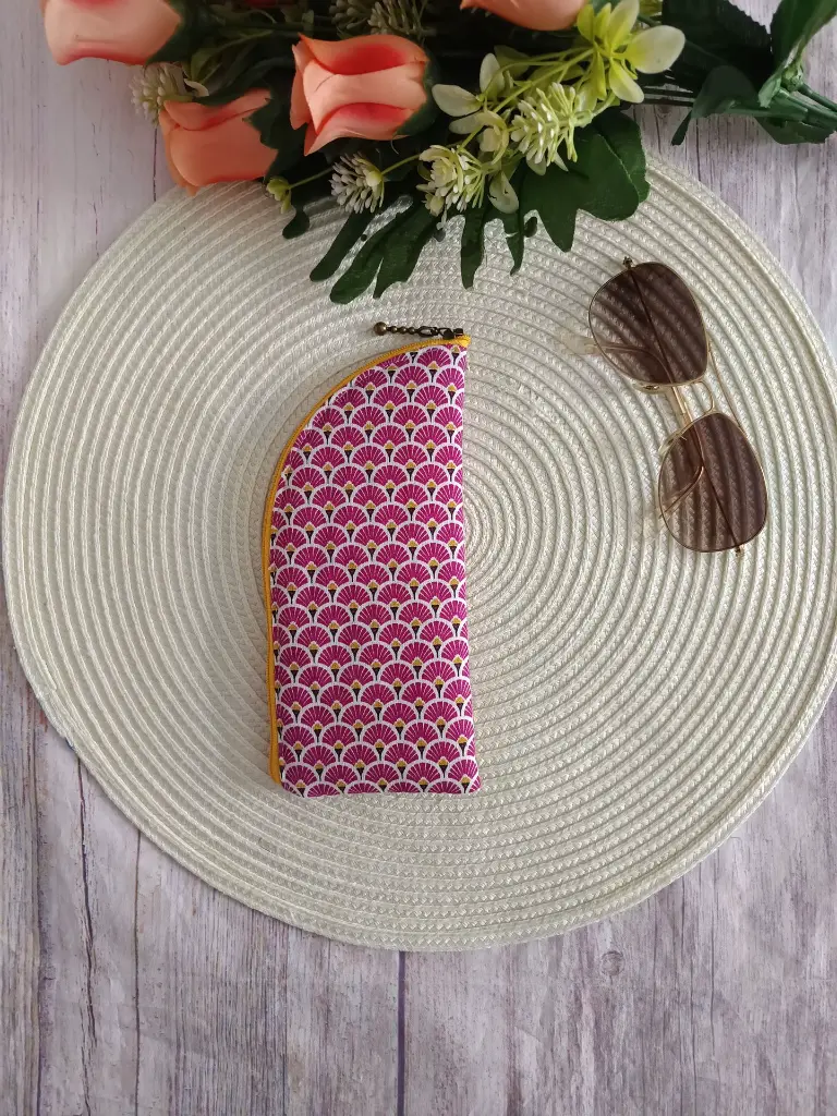 Funda de gafas roja con cremallera hecha a mano, protección para lentes y diseño artesanal.