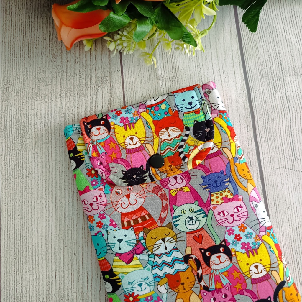 Funda Kindle artesanal estampado de gatos de colores