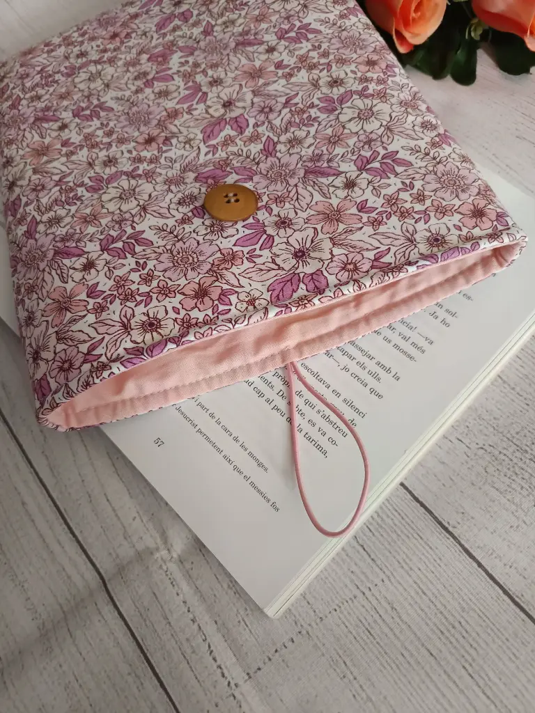 Parte interior de la funda de libro en color rosa