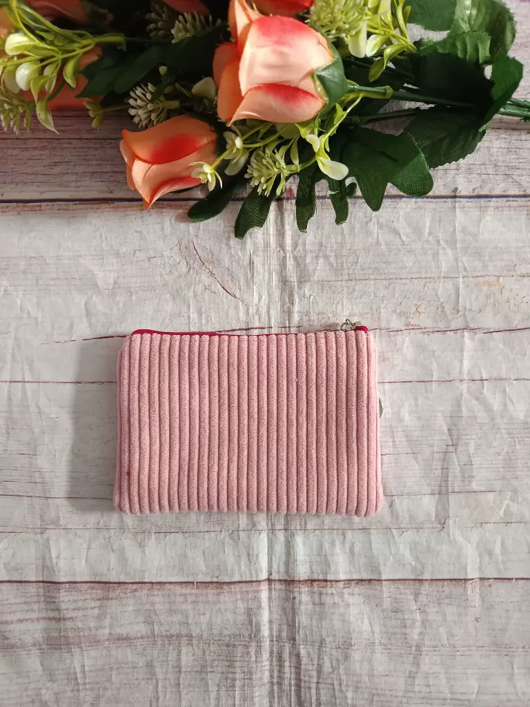 Parte trasera del monedero doble cremallera de pana rosa.