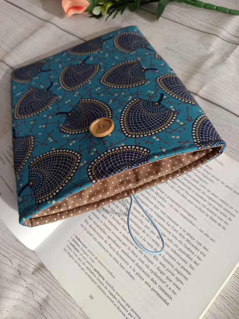 Funda para libro acolchada y en tonos azules.