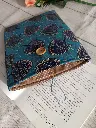 Funda para libro acolchada y en tonos azules.