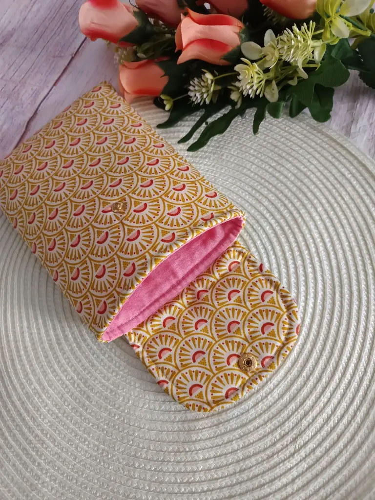 Funda para kindle con un interior combinado  con tela exterior.