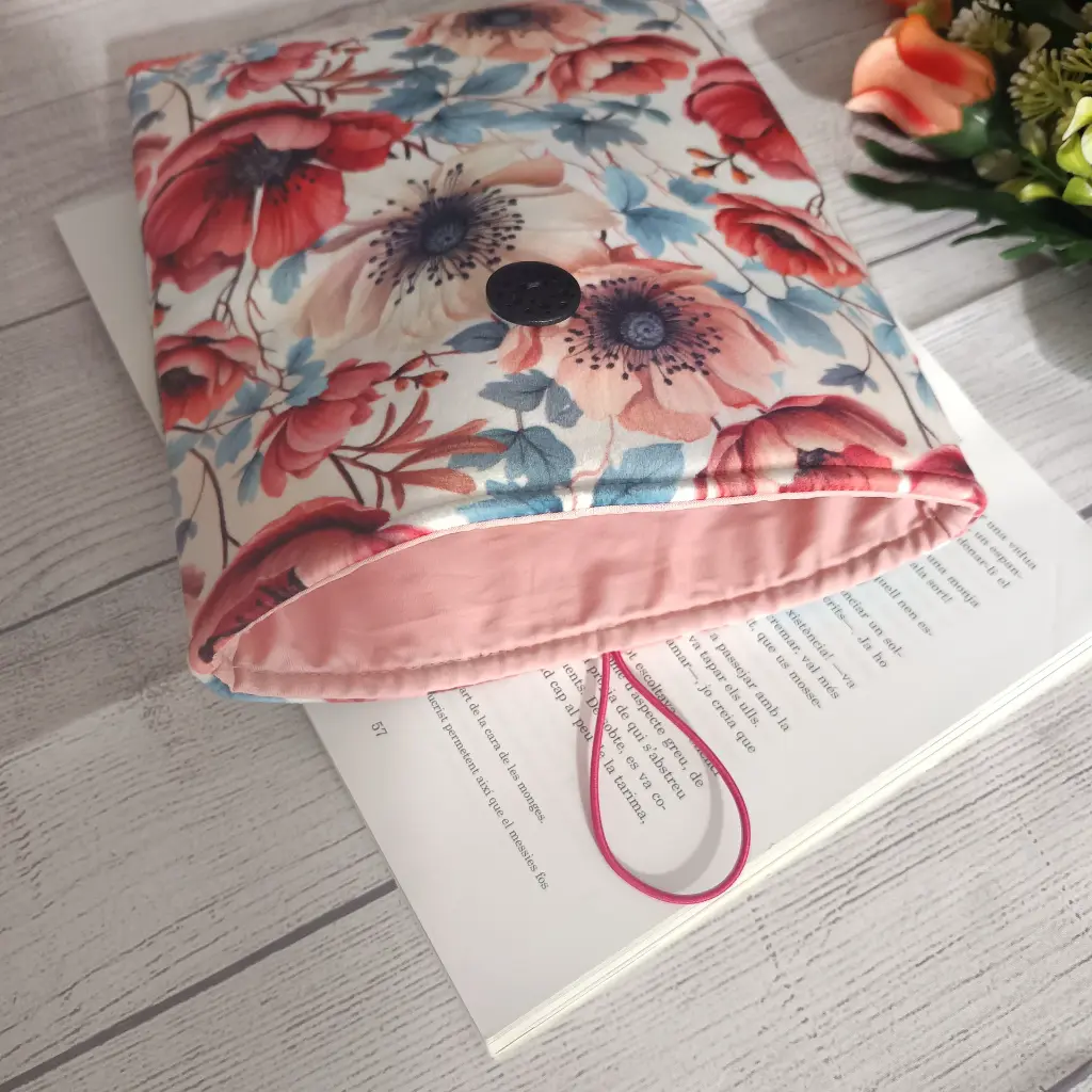 Interior de la funda de libro acolchada de tela con forro suave protector.