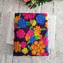 Funda de libro floral Jardín Azul hecha a mano con estampado de flores sobre fondo morado