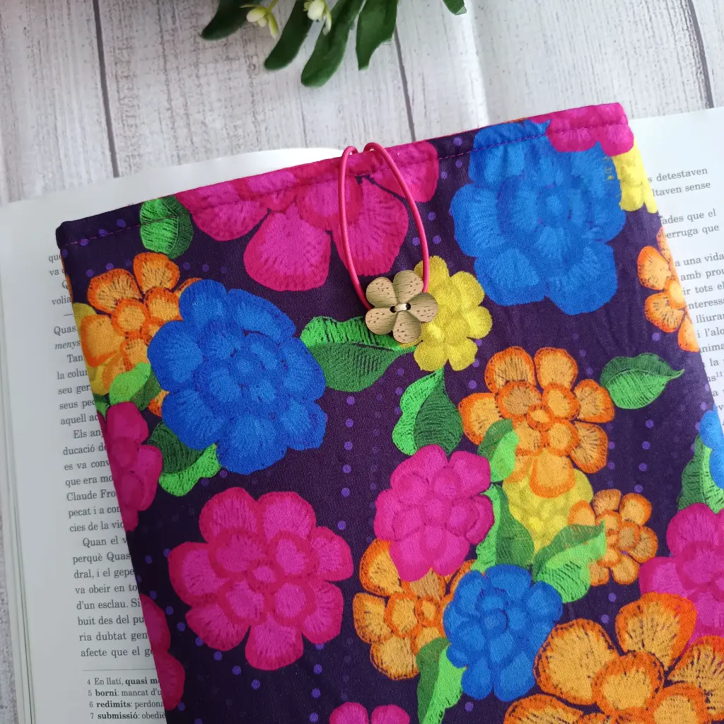 Funda para libro con el detalle de cierre con botón