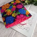 Interior acolchado de funda de libro floral hecha a mano con proteccion suave para libros