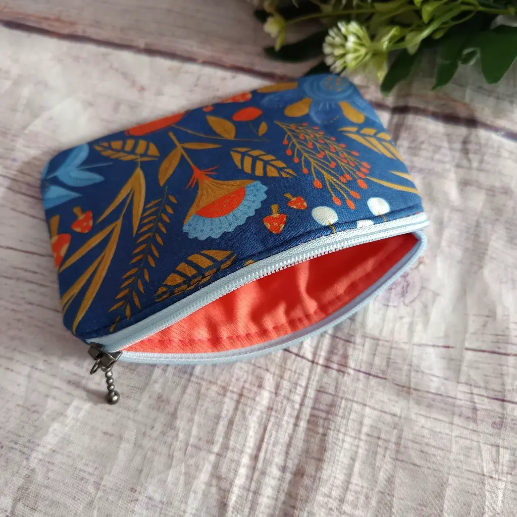 monedero hecho a mano para mujer con flores rojas