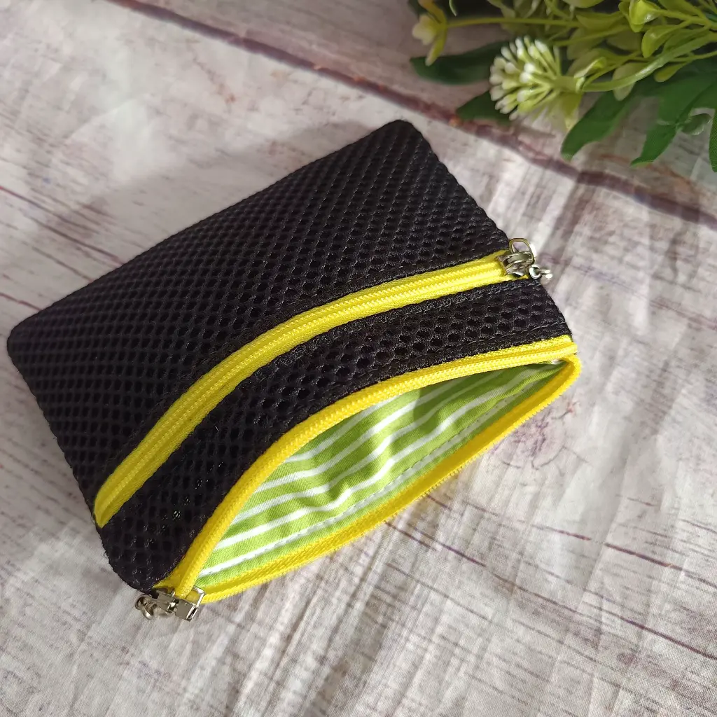Compartimentos con cremallera independiente en monedero negro