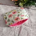 pequeño monedero básico de mujer confeccionado en tela blanca con diseño de flores
