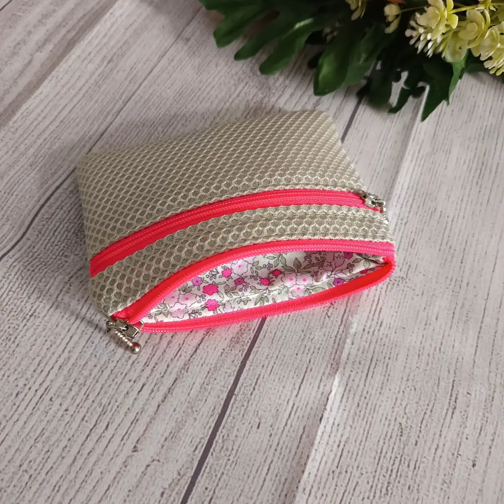 Interior del monedero de tela forrado con costuras reforzadas.