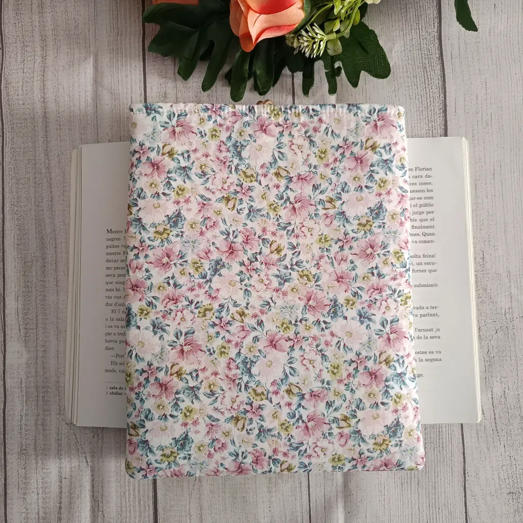 Parte trasera de la funda de libro tela floral hecha a mano