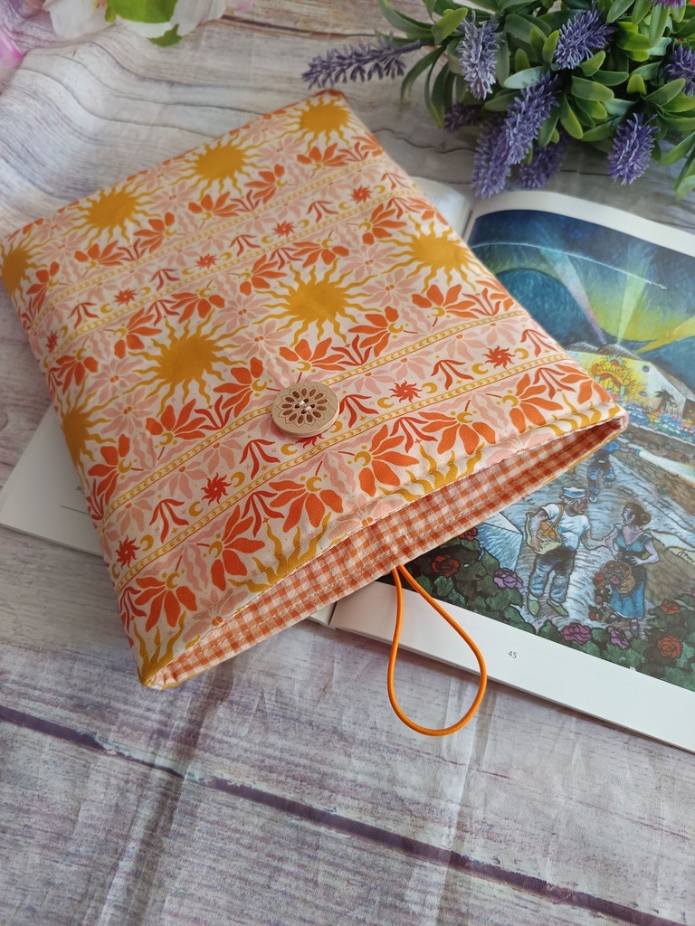 Funda para libro  con interior en combinación con tela exterior.