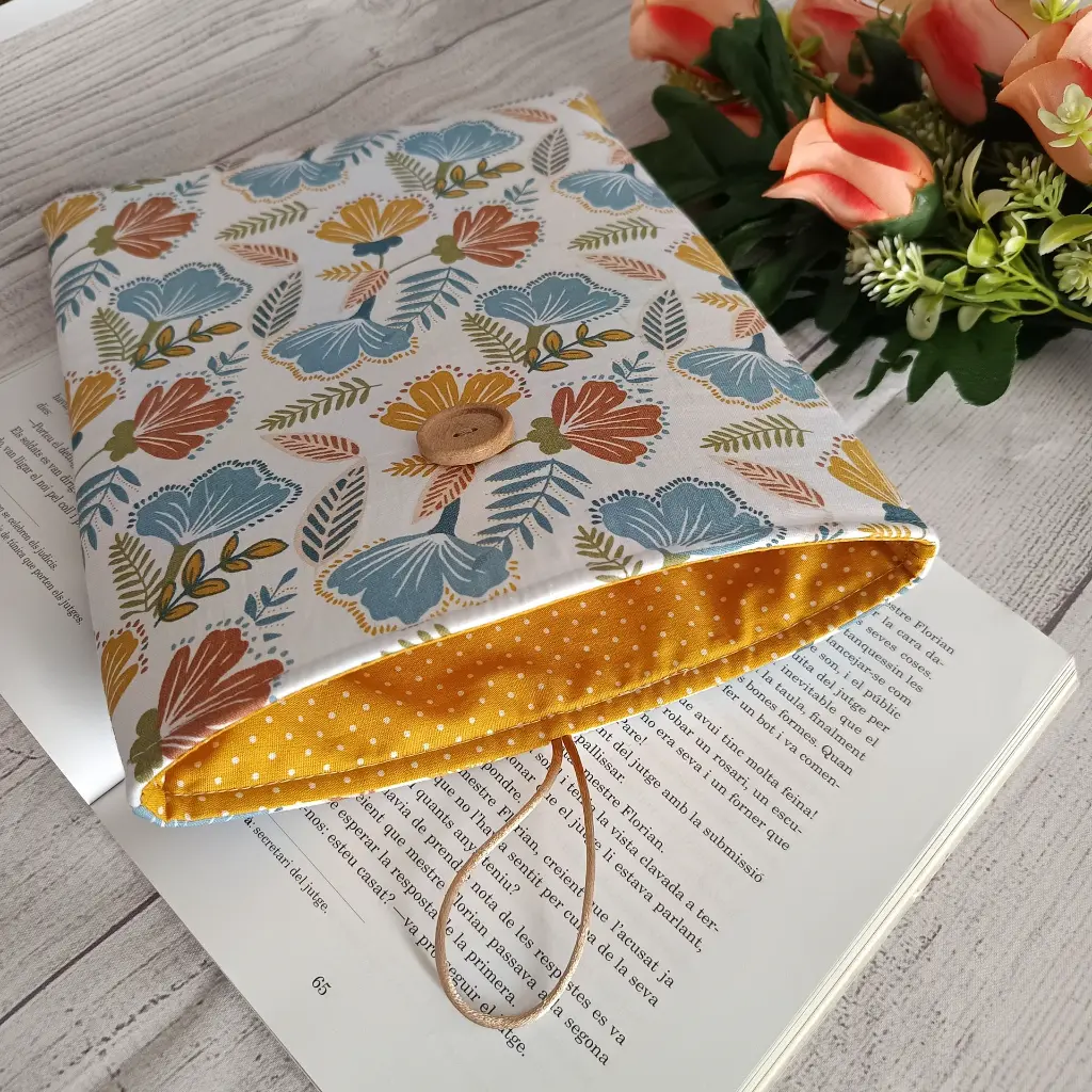 Interior de la funda Primavera que protege paginas.