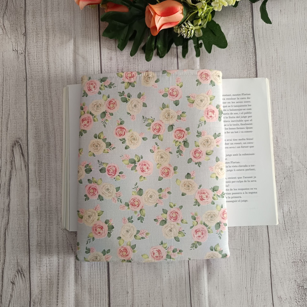 Parte trasera de la funda de libro floral libro en flores rosa palo