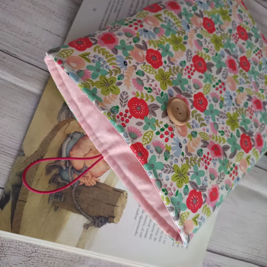 Funda de libro hecha a mano en tela con cierre de botón