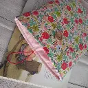 Funda de libro hecha a mano en tela con cierre de botón