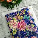 funda de libro de tela azul con flores y mariposas hecha a mano