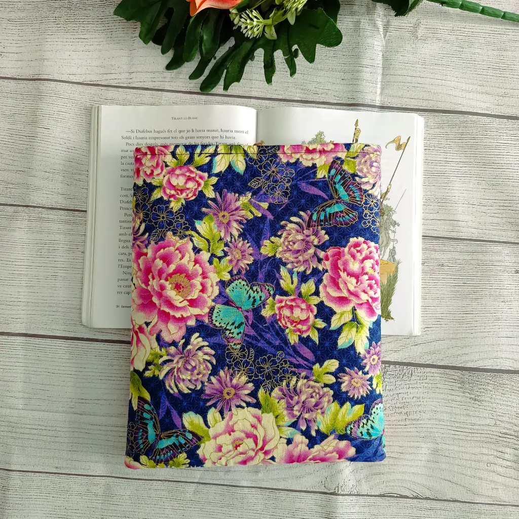 protector de libro de tela con diseño floral y mariposas