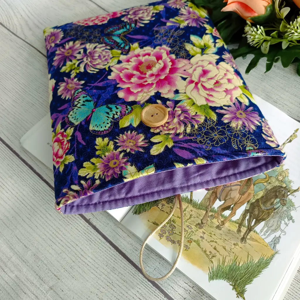 funda de libro hecha a mano con estampado floral azul