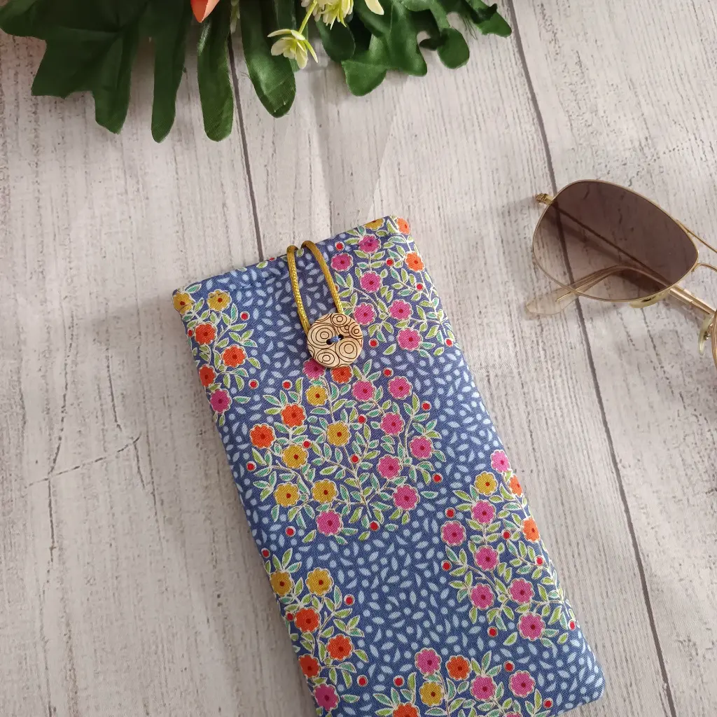 Funda para gafas con flores en tonos azules