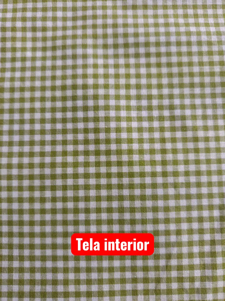 Interior del estuche de gafas.