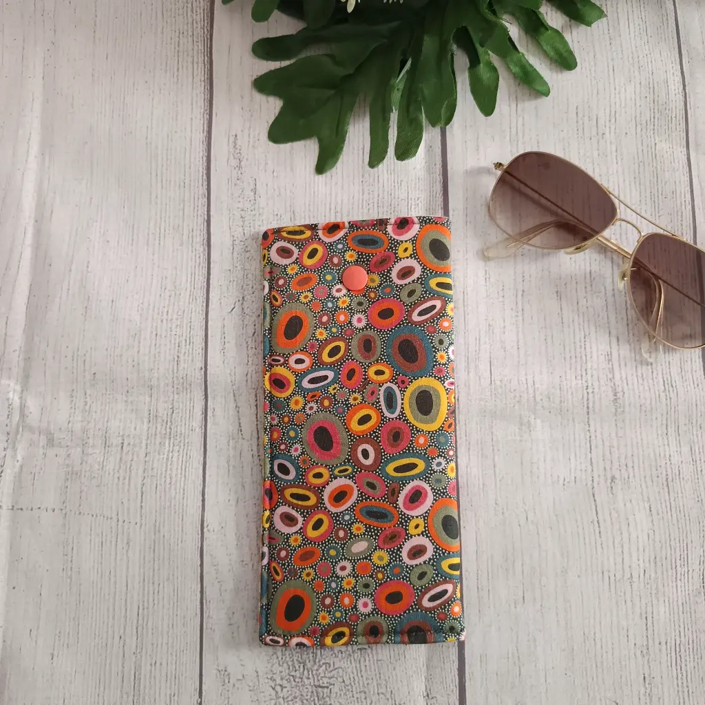 Funda para gafas hecha a mano con estampado de círculos