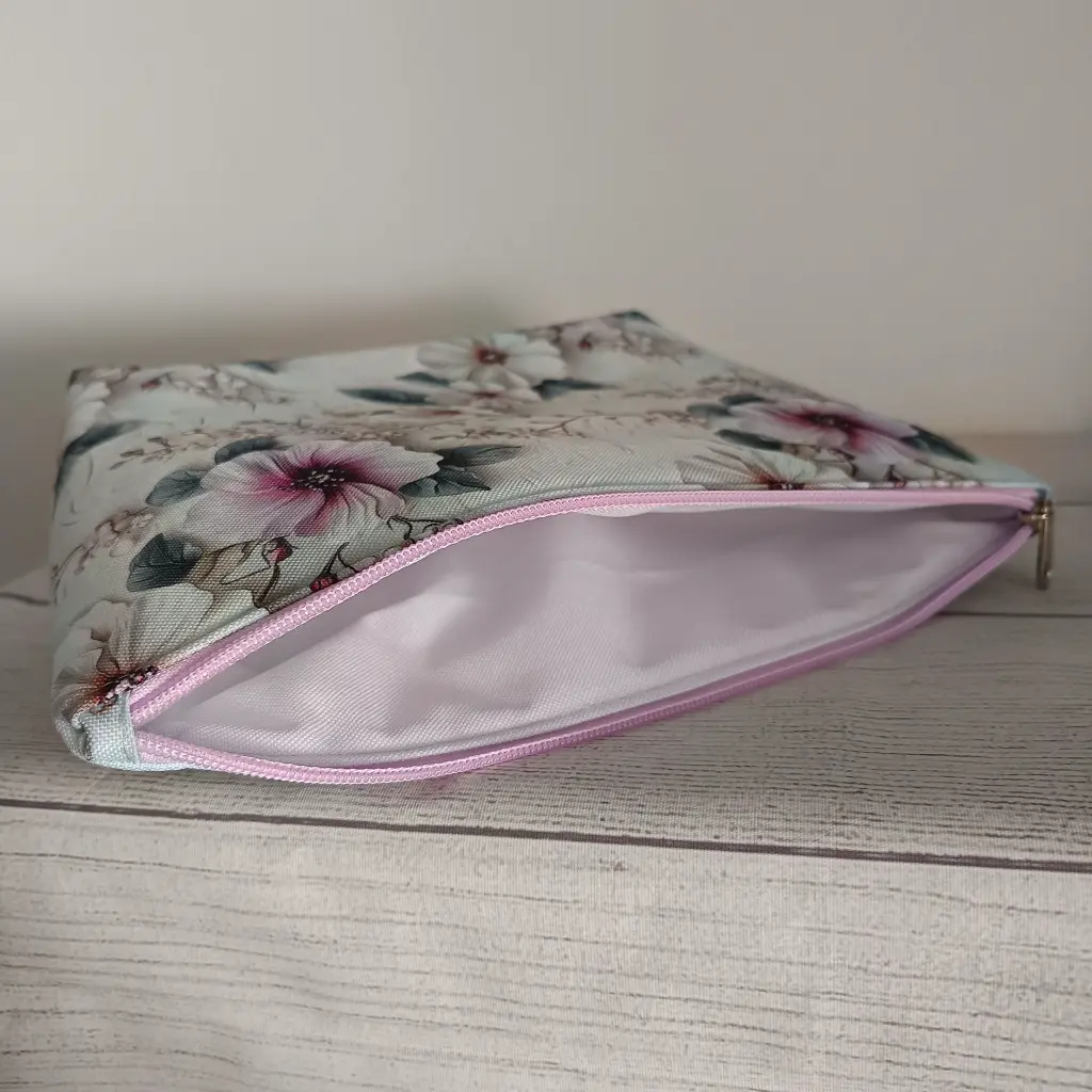 Kit de neceseres de viaje impermeables en su interior de color blanco.