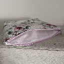 Kit de neceseres de viaje impermeables en su interior de color blanco.