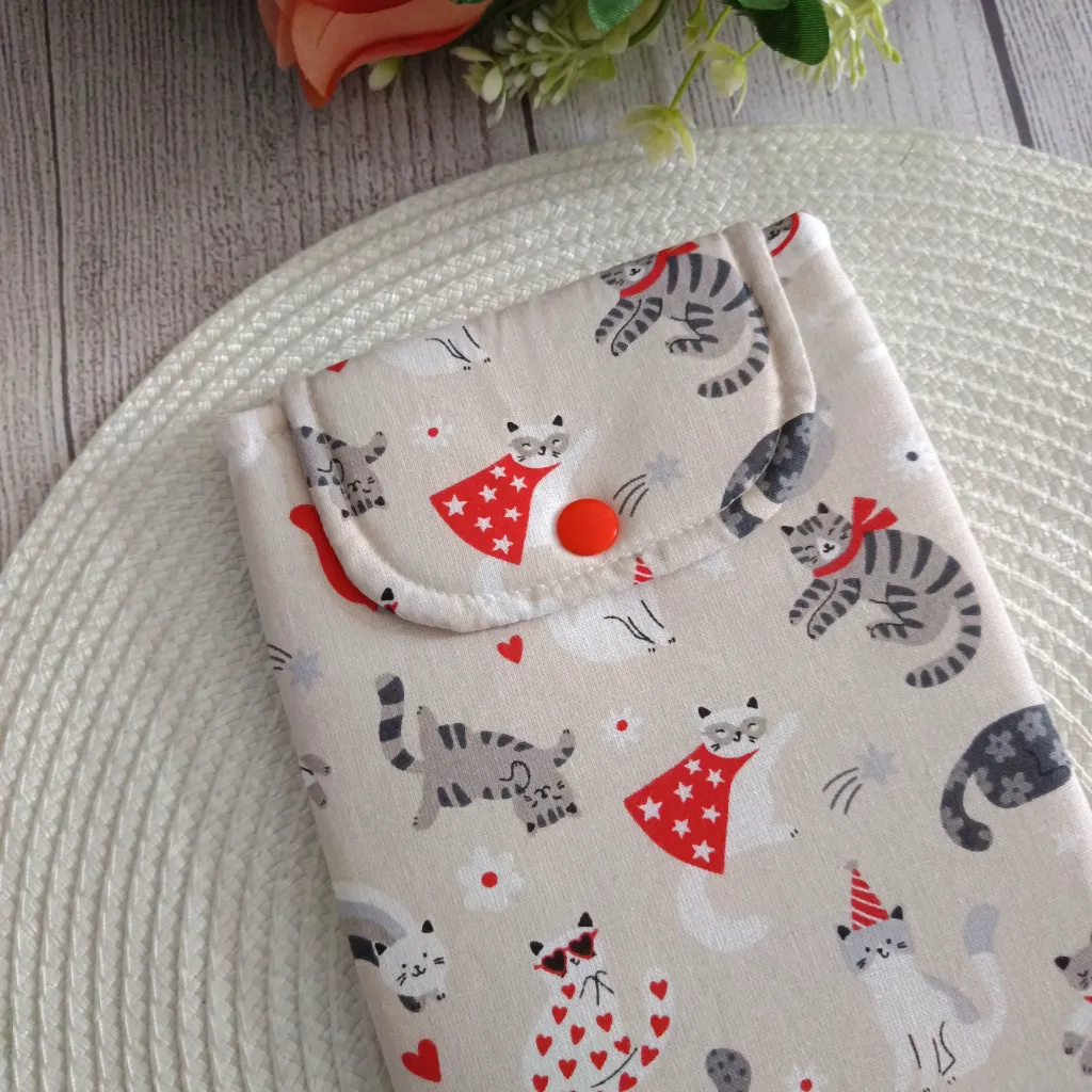 Funda Kindle hecha a mano con tela estampada gatos