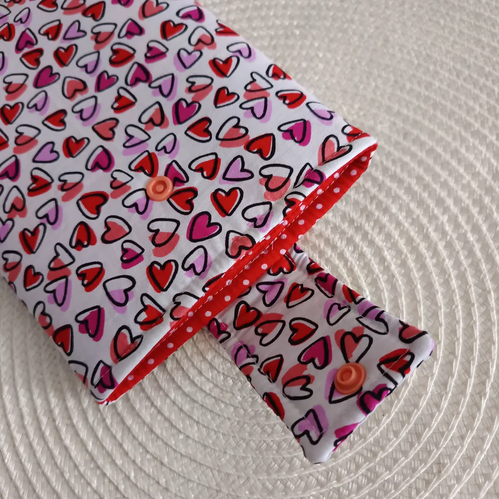 Funda para kindle con tela de corazones acolchada