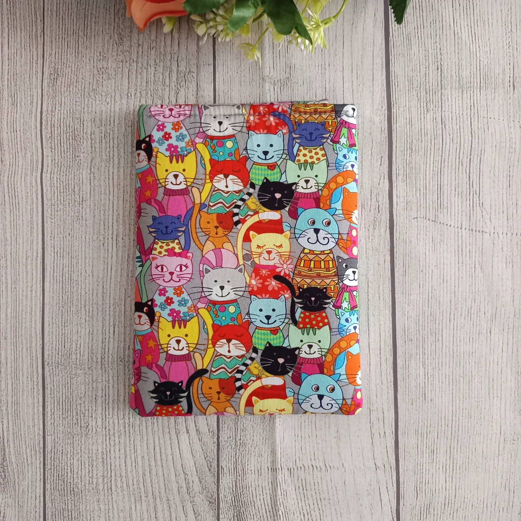 Funda de Kindle hecha a mano con estampado de gatos de colores