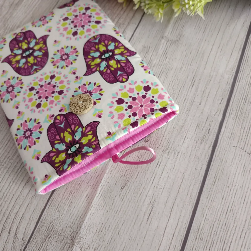 funda de kindle con mandalas abierta mostrando el interior protector