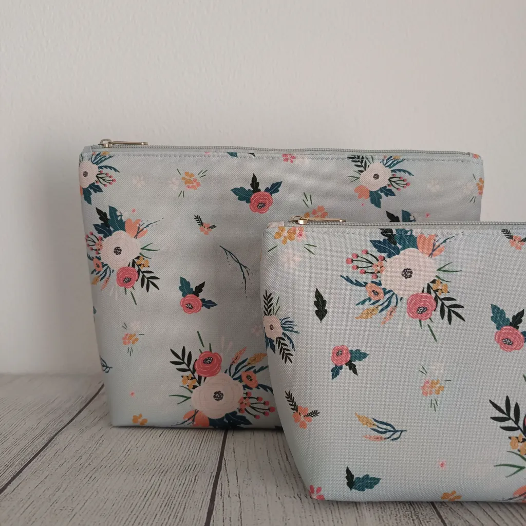 Kit de dos neceseres de viaje impermeables con estampado floral en color azul ment