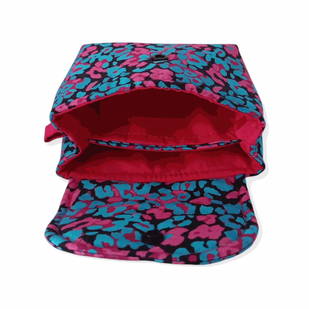 Neceser de tela hecho a mano con estampado animal print en tonos azul y fucsia, cierre con snap.