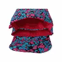 Neceser de tela hecho a mano con estampado animal print en tonos azul y fucsia, cierre con snap.
